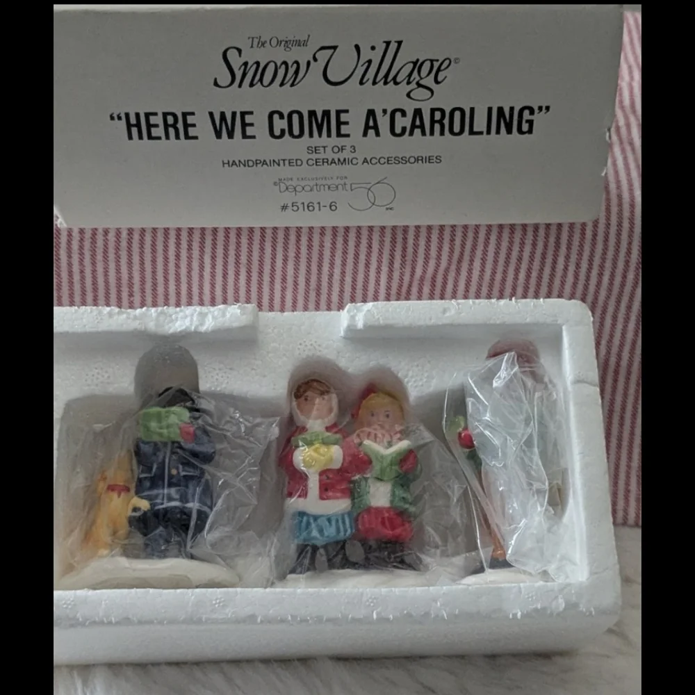 Department 56 Holiday Carolers with Dog Figurine Set